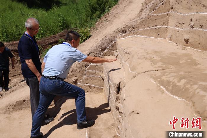 與會(huì)專家實(shí)地踏勘永濟(jì)渠故道唐宋武城遺址夯土墻?！↓R紅雨 攝