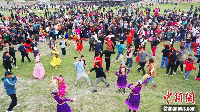 游客與演員共同跳起了舞蹈?！⊥锌诉d縣委宣傳部供圖