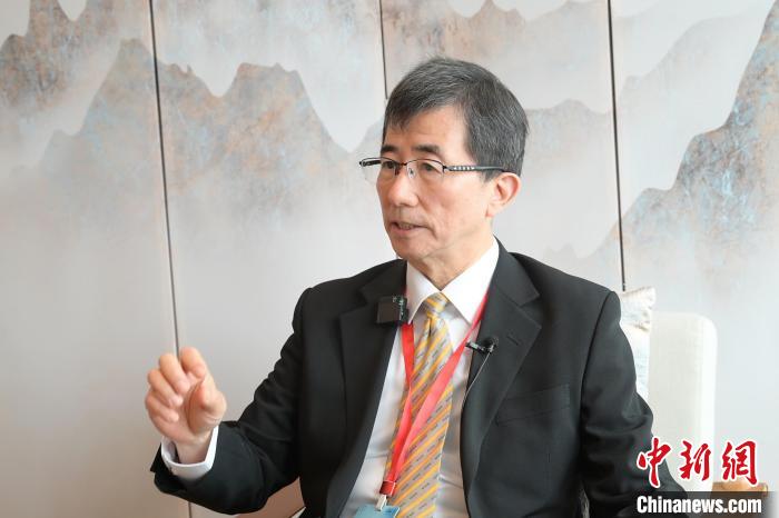 圖為APAGE董事會(huì)主席李奇龍接受記者采訪?！≈貞c海扶供圖