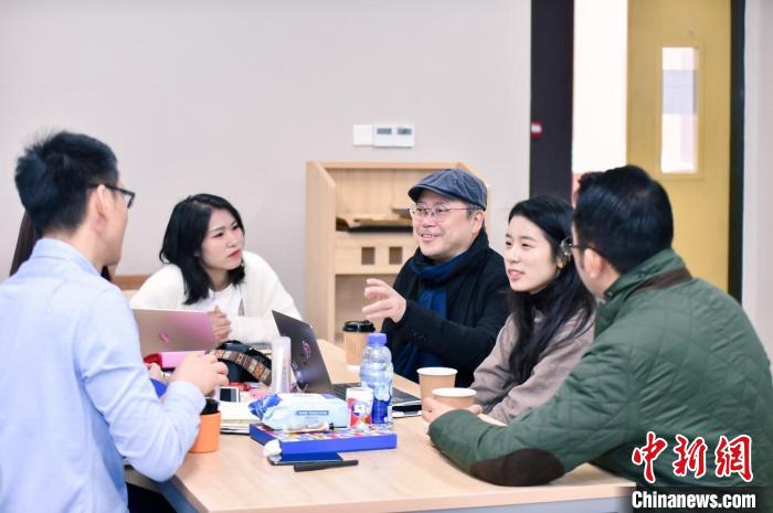 特聘教授葉錦添與學(xué)生討論項(xiàng)目 北京師范大學(xué)未來設(shè)計(jì)學(xué)院供圖