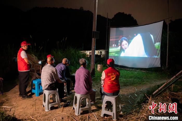 老人和義工們一起看電影。　章毅 攝