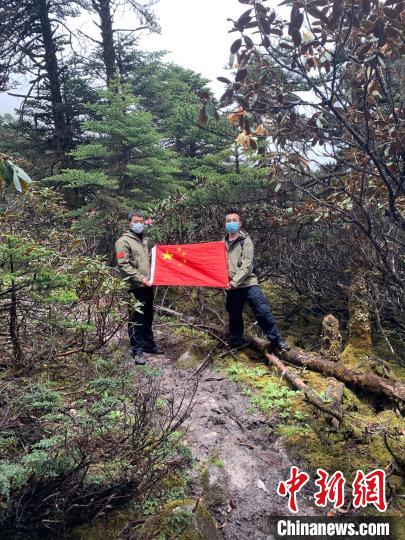 圖為王彥凱(右)和戰(zhàn)友在一線山口宣誓主權(quán)?！±歼吘撑沙鏊﹫D