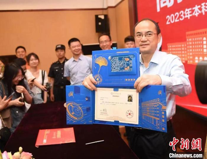 四川首封高考錄取通知書送達女生：期待探索世界的本質(zhì)