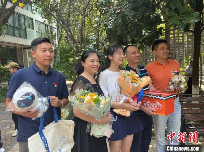 電子科大為趙心怡準備了公仔?！≠R劭清 攝