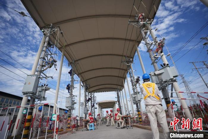 圖為“單桿小容量配變安裝”項(xiàng)目比武現(xiàn)場(chǎng)。　國(guó)網(wǎng)重慶經(jīng)濟(jì)技術(shù)研究院 供圖