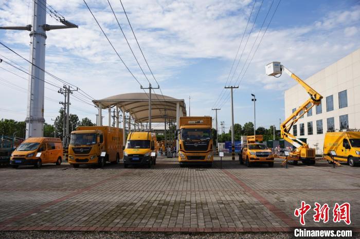 圖為專(zhuān)業(yè)機(jī)械裝備區(qū)展示的新型電力特種作業(yè)車(chē)。　國(guó)網(wǎng)重慶經(jīng)濟(jì)技術(shù)研究院 供圖