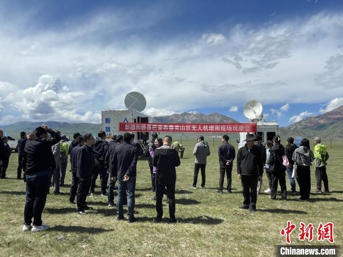 無人機(jī)增雨現(xiàn)場觀摩會?！￡愲p 攝