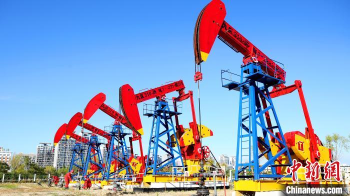 大慶油田采油生產(chǎn)現(xiàn)場 許書晨 攝 大慶油田采油生產(chǎn)現(xiàn)場 許書晨 攝