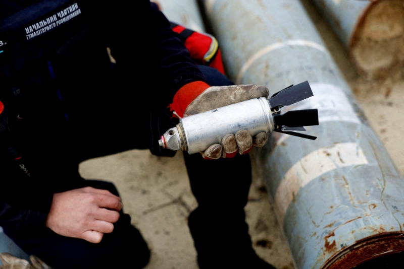 美國宣布將首度提供集束彈藥給烏克蘭。圖為烏軍手持一枚未爆炸的集束彈藥。（圖源：路透社）