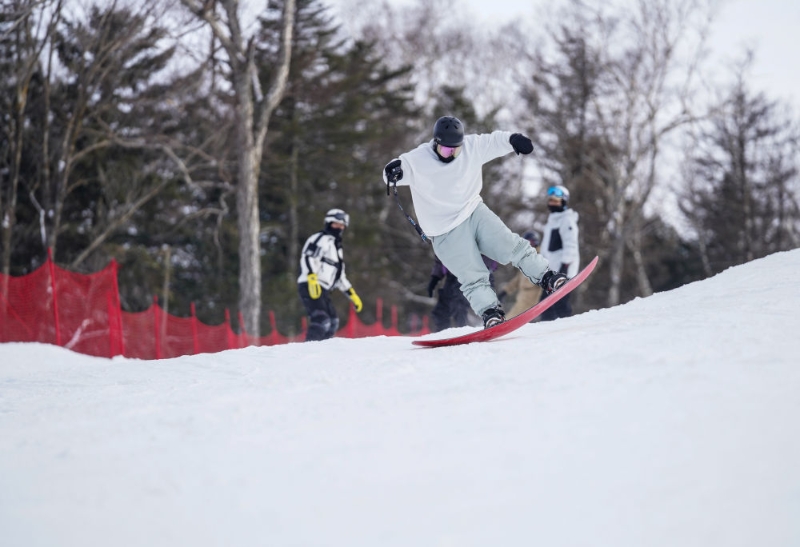 2022年11月22日，滑雪愛好者在吉林市冰雪試驗(yàn)區(qū)北大湖滑雪度假區(qū)滑雪。新華社記者顏麟蘊(yùn)攝