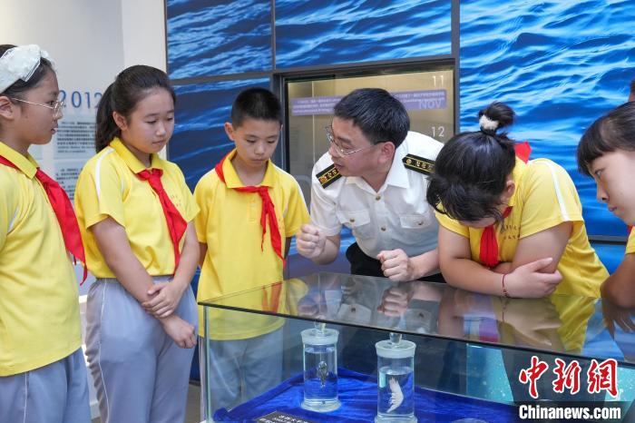 圖為學生參觀?！⊥鮽?攝