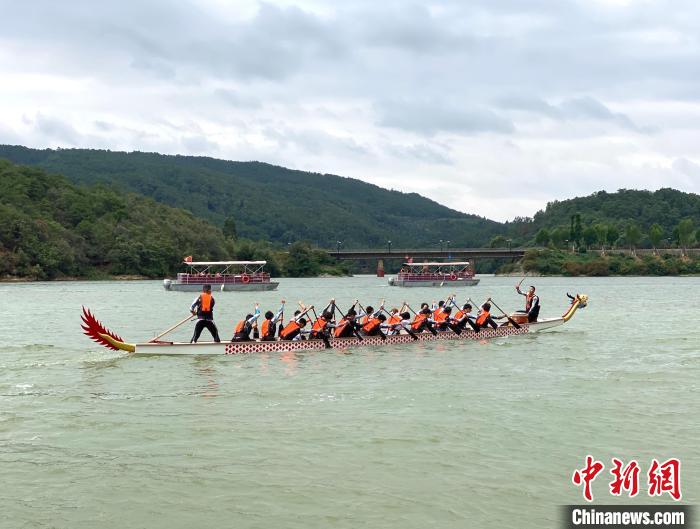 圖為龍舟賽活動(dòng)?！￡愳o 攝