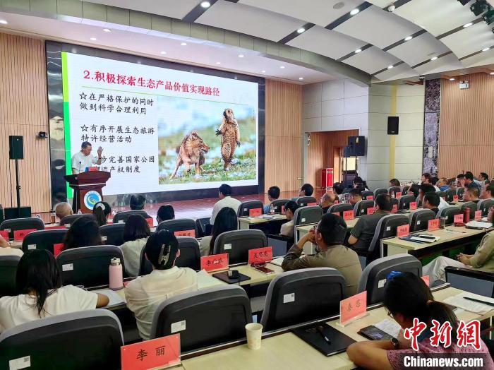 圖為會(huì)議現(xiàn)場(chǎng)?！诬娎?攝