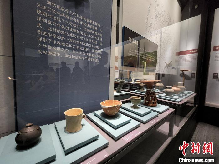 現(xiàn)場(chǎng)展出山東海岱地區(qū)出土文物。　趙曉 攝
