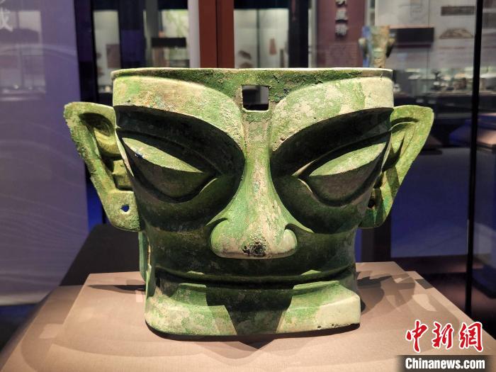 圖為四川三星堆遺址出土的銅人面具?！≮w曉 攝