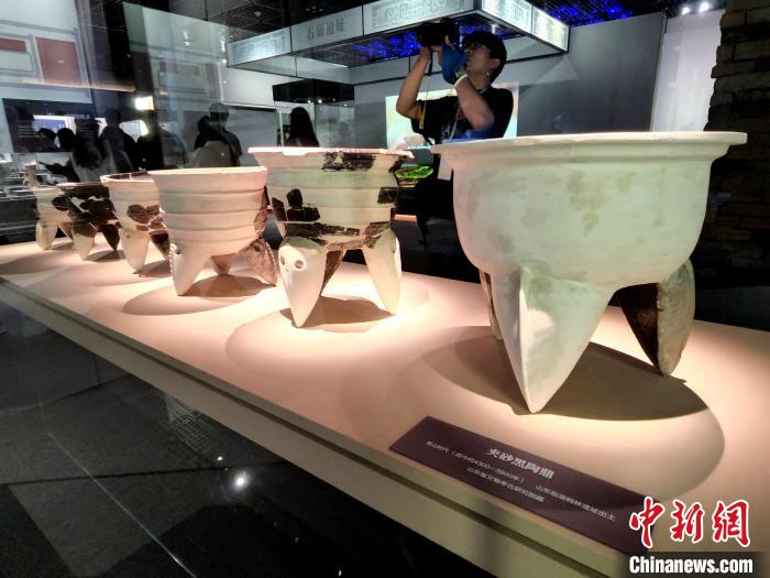 圖為龍山時(shí)代的夾砂黑陶鼎?！≮w曉 攝