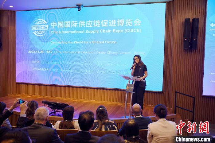 巴西圣保羅州經(jīng)濟(jì)發(fā)展廳常務(wù)副廳長(zhǎng)茹利亞娜在推介會(huì)致辭?！×执阂?攝