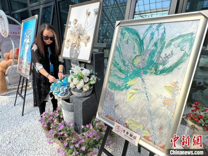 連玲玉向<a target='_blank' href='/' >中新網(wǎng)</a>記者介紹環(huán)保作品。　朱曉穎 攝