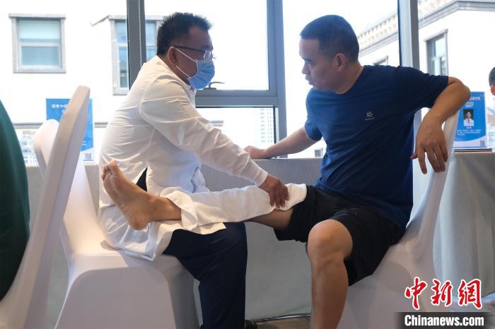 中國援柬中醫(yī)醫(yī)療隊隊員為患者診療?！＄娨?攝