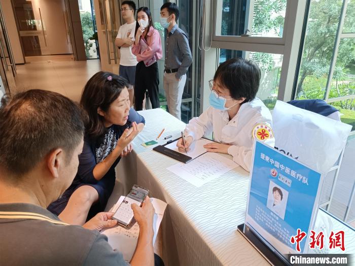 援柬中國中醫(yī)醫(yī)療隊診療現(xiàn)場。　<a target='_blank' href='/'>中新社</a>記者楊強(qiáng) 攝