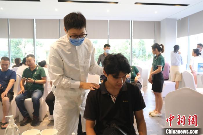 援柬中國中醫(yī)醫(yī)療隊義診現(xiàn)場?！＄娨?攝