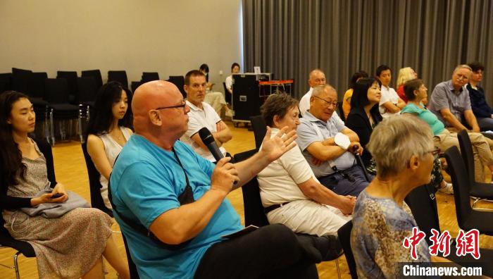 圖為現(xiàn)場(chǎng)觀眾提問(wèn)?！“亓种袊?guó)文化中心供圖