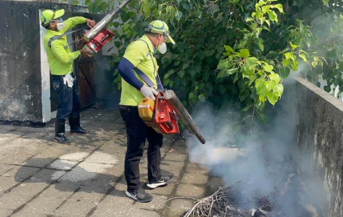 防疫人員噴灑化學(xué)藥劑防治登革熱 防疫人員噴灑化學(xué)藥劑防治登革熱