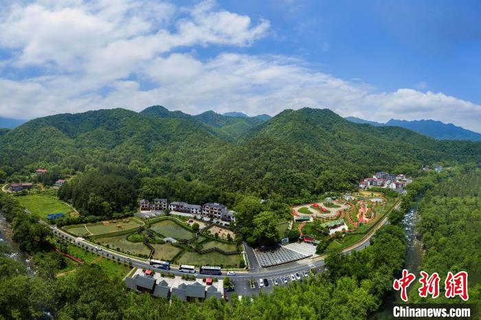 圖為航拍江西省九江市武寧縣羅坪鎮(zhèn)長水村?！∈Y德先 攝