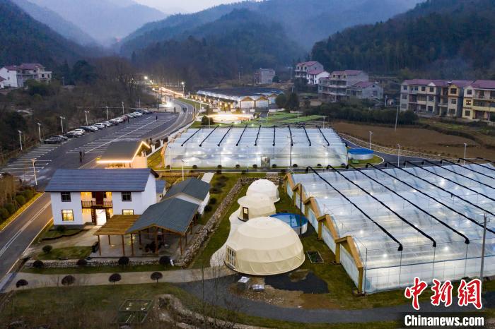 憑借自然資源優(yōu)勢，長水村發(fā)展鄉(xiāng)村旅游業(yè)、林下經(jīng)濟產(chǎn)業(yè)和特色民宿。　蔣德先 攝