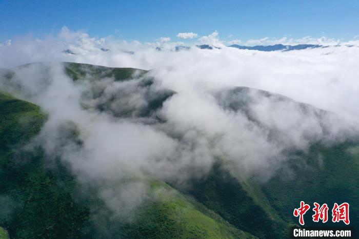 航拍賽來塘鎮(zhèn)山間云霧繚繞?！●R銘言 攝