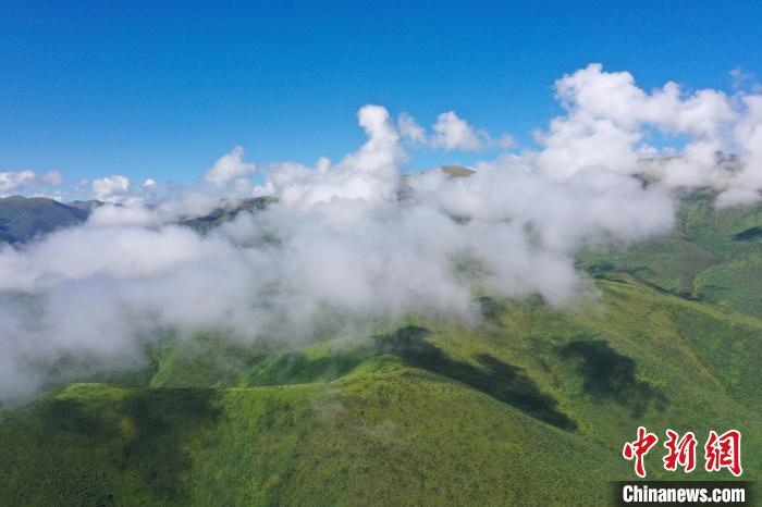 航拍賽來塘鎮(zhèn)山間云霧繚繞?！●R銘言 攝