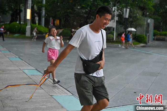 市民前往室內避雨?！￡愺K旻 攝