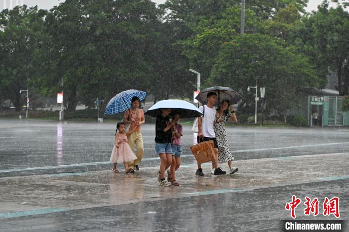 市民雨中出行?！￡愺K旻 攝