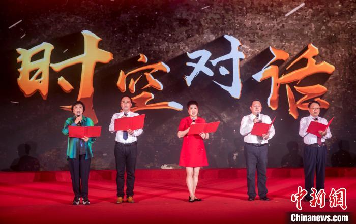 陳望道、顏福慶、陶行知、榮毅仁等統(tǒng)戰(zhàn)先賢的后人傾情演繹朗誦節(jié)目《與統(tǒng)戰(zhàn)先輩的時(shí)空對(duì)話》?！∩虾Ｊ形y(tǒng)戰(zhàn)部供圖