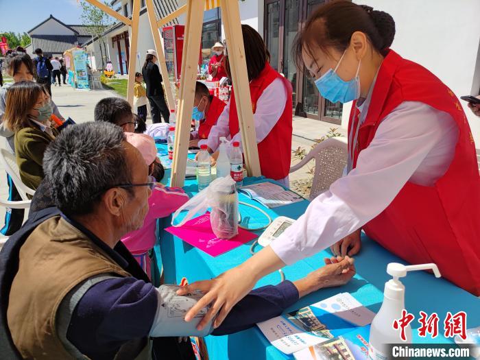 鄒城醫(yī)療健身志愿服務(wù)支隊(duì)的志愿者在為民眾義診?！堉偾?攝
