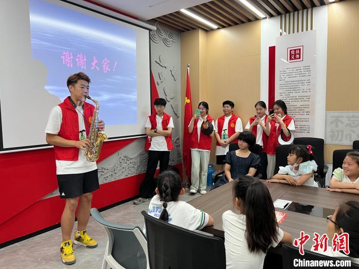 在棗莊高新區(qū)，志愿服務(wù)隊(duì)為孩子們進(jìn)行樂(lè)器展演?！⒀披?攝