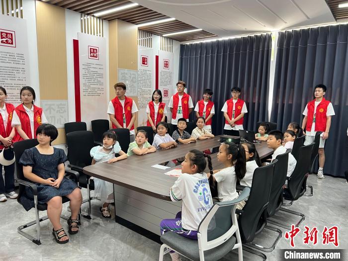 在棗莊高新區(qū)，來(lái)自高校的志愿者們?yōu)楹⒆觽冎v課?！⒀披?攝