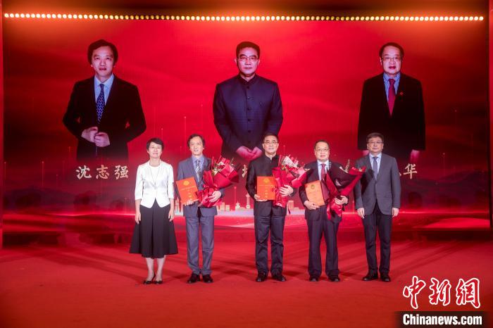 第一屆上海統(tǒng)一戰(zhàn)線崗位建功十大楷模授證儀式。　上海市委統(tǒng)戰(zhàn)部供圖