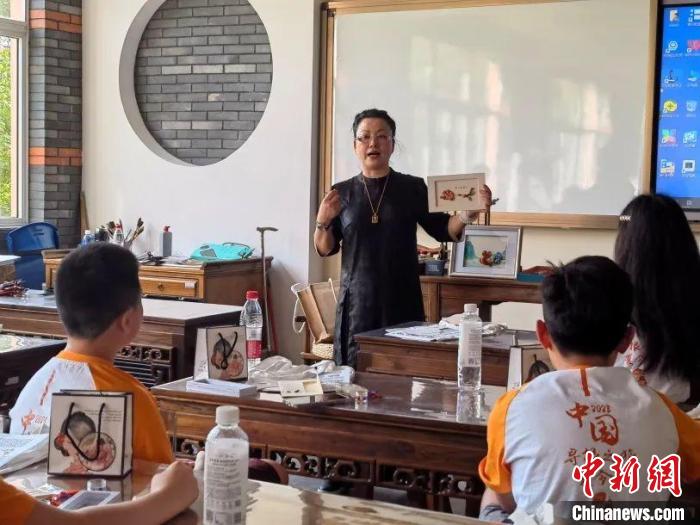 美國華裔少年在滬領略非遺盤扣之美，尋訪“半馬蘇河”