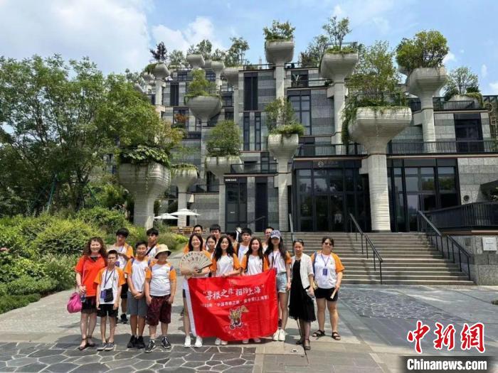 華裔少年與天安千樹合影?！∩虾Ｊ袃S聯(lián)供圖