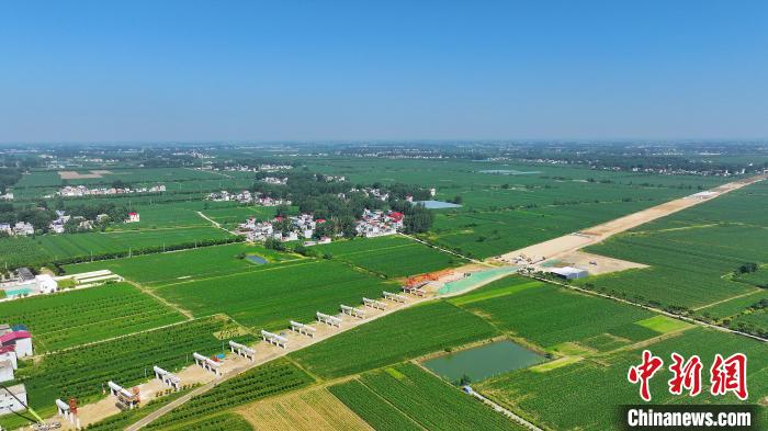 航拍合(肥)周(口)高速潁臨段8標(biāo)架梁施工現(xiàn)場(chǎng)?！⒂癫?攝