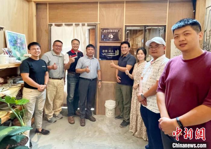 “融情·同心”寧臺建筑師驛站(臺中)“云揭牌”儀式在寧德市、臺灣臺中市同步舉行，圖為合影留念?！×置项R 攝