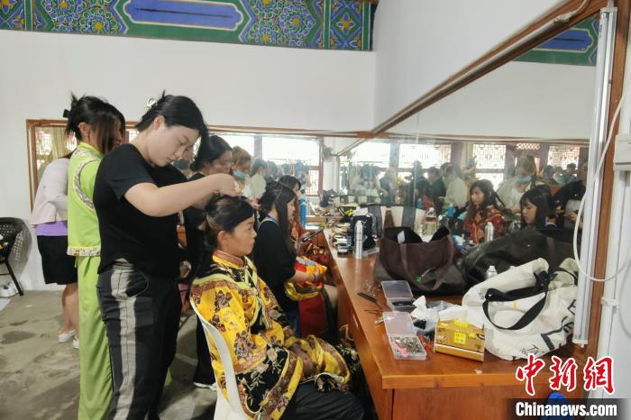 臺青為宮廷戲做造型?！⊥鯙t 攝