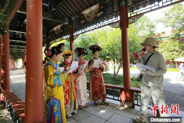 臺青圍讀劇本?！⊥鯙t 攝