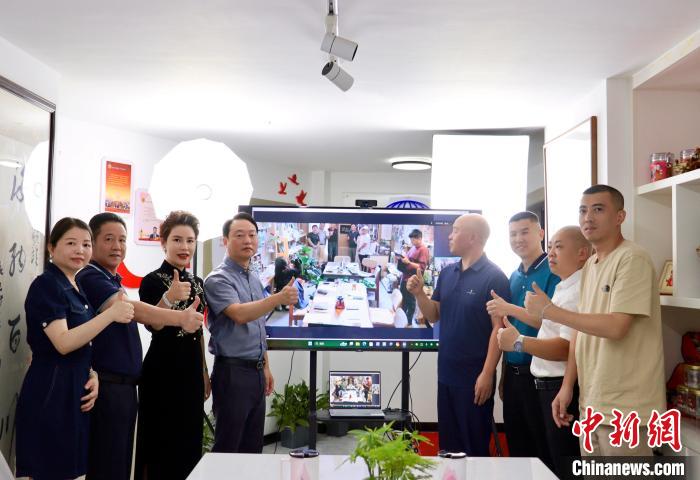 “融情·同心”寧臺建筑師驛站(臺中)“云揭牌”儀式在寧德市、臺灣臺中市同步舉行，圖為合影留念?！稳糨?攝