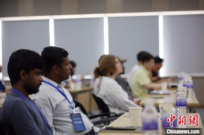 本次培訓(xùn)會(huì)吸引了來(lái)自22個(gè)國(guó)家和地區(qū)的60名學(xué)員參加。　蔡亞群 攝