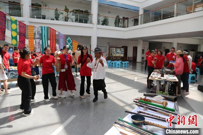 圖為營員體驗云南非遺文化?！≡颇鲜∨_聯(lián)供圖