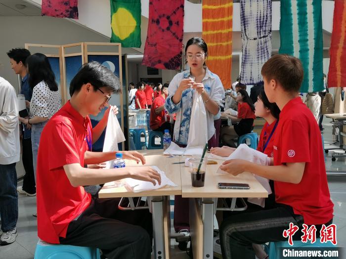 圖為營員體驗云南非遺文化。　胡遠航 攝