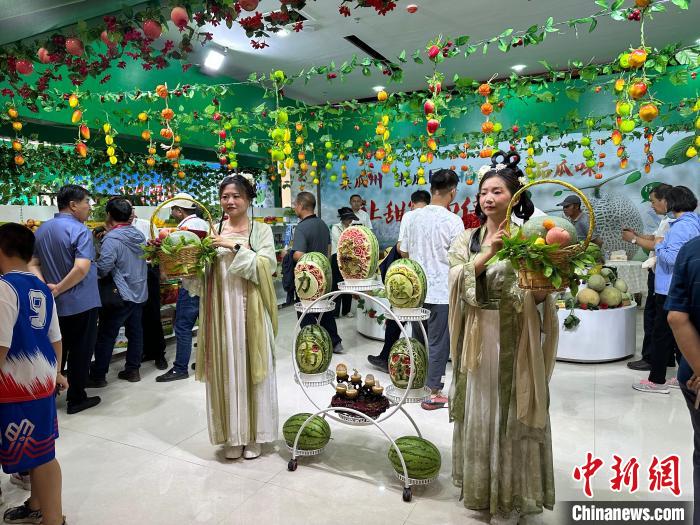 圖為瓜州縣第九屆蜜瓜枸杞展銷會南岔鎮(zhèn)展區(qū)。　 劉瀟 攝