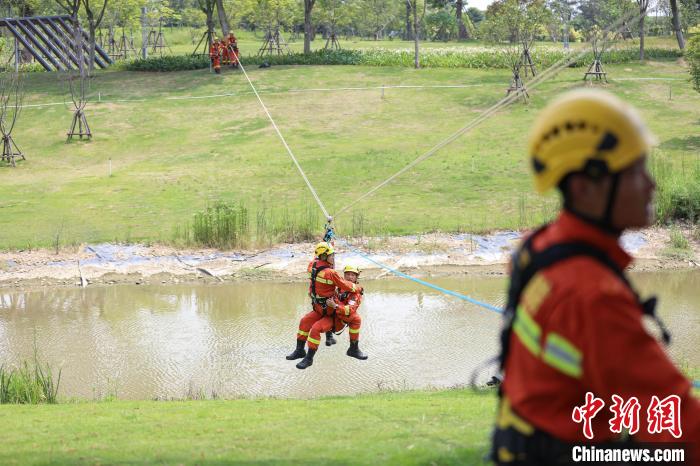 消防員模擬人員被困孤島中，開展救援訓練。　李袁輝 攝
